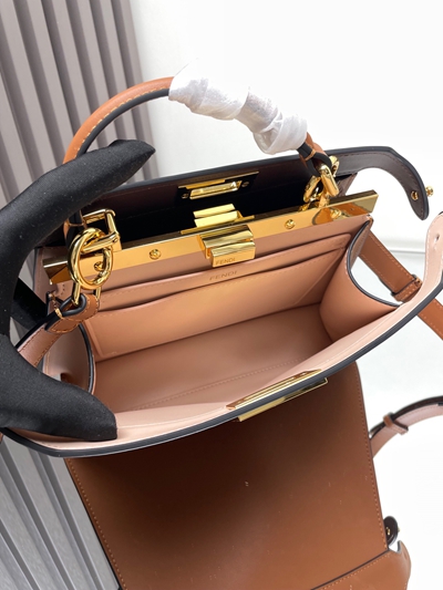 フェンディバッグ角部分ディテール